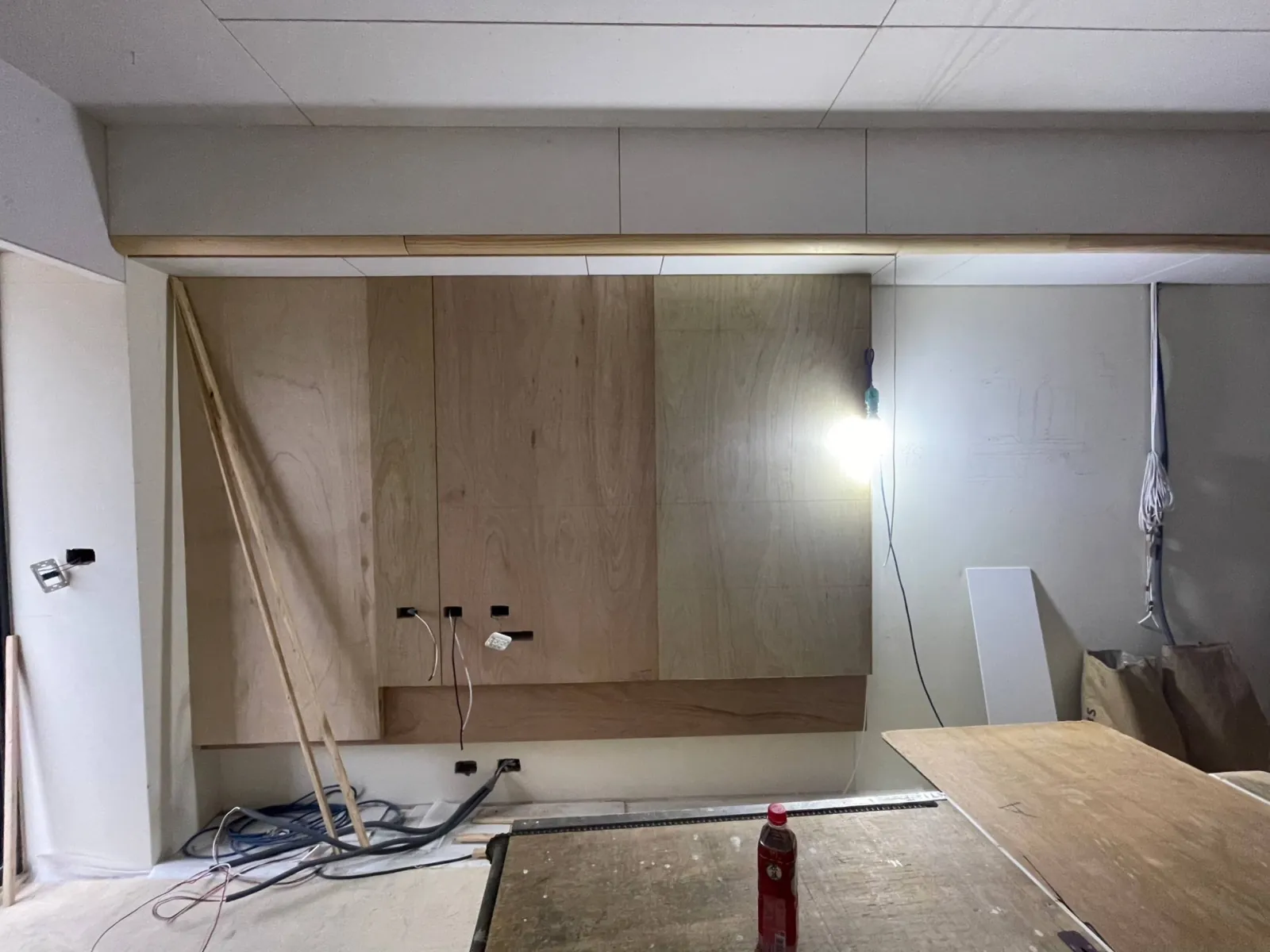三房住宅施工中的電視櫃與木作收邊