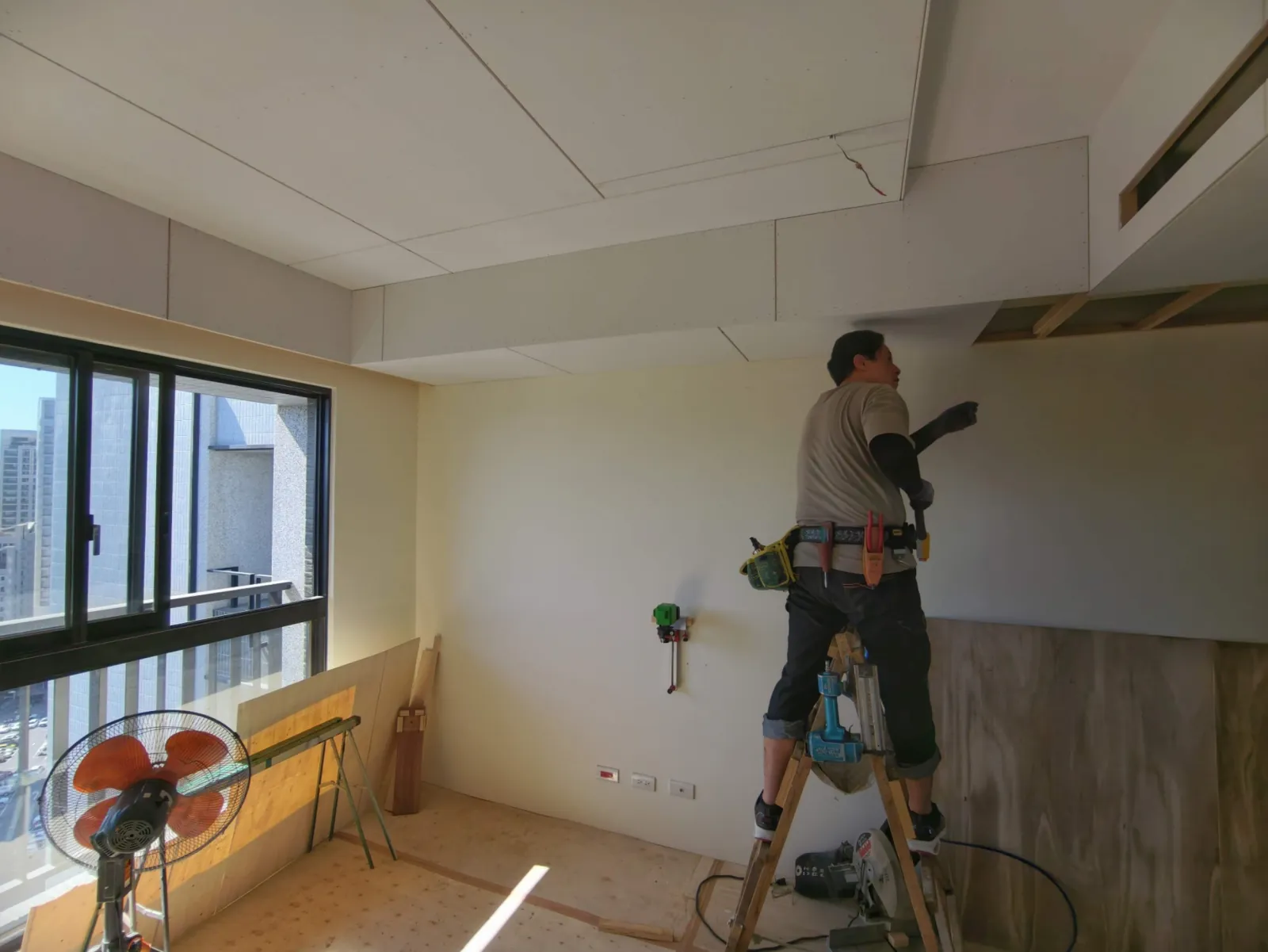 台中住宅裝潢木作天花施工現場,師傅進行天花與包樑工程