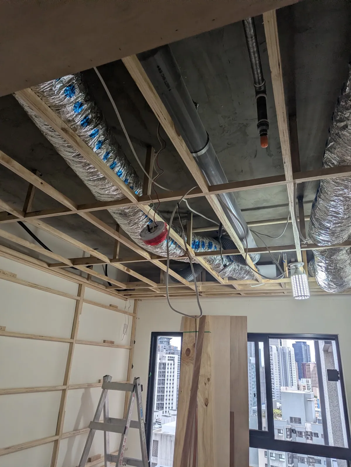 住宅裝潢天花封板前施工,木作骨架、冷氣風管與水電管線整合